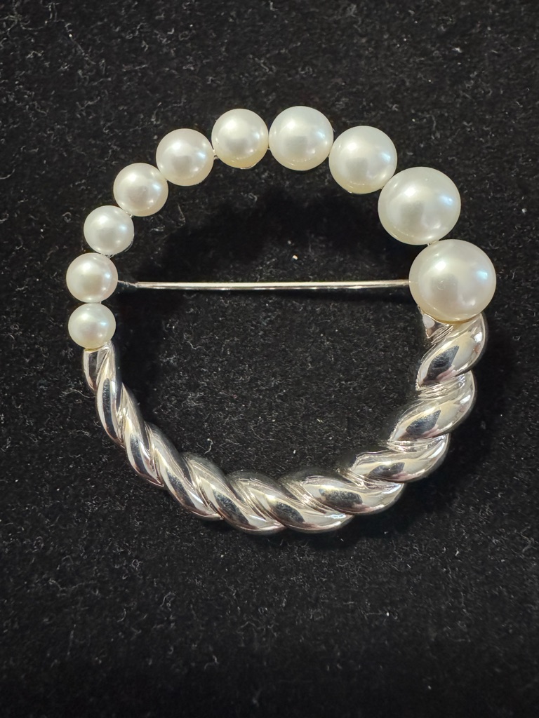 Classic Vintage Honora Cultured Pearl And 925 Silver Rope Circle Brooch